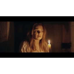 LA CHOSE DERRIÈRE LA PORTE...